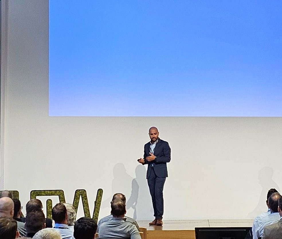Saman Mojgani bei einem Vortrag über Cybersecurity